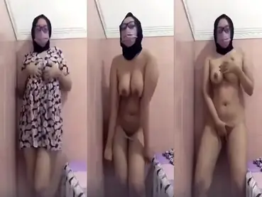 Bokep Jilbab Pamer Dada Bulat Bugil poster