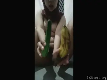 Ngewe Memek Pakai Timun Pisang Sampe Becek Squirt poster